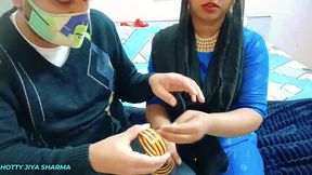 खूबसूरत पड़ोसन भाभी को दिवाली का गिफ्ट देने के बाद छत पर दमदार पेला।