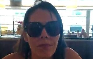 Minha namorada perdeu aposta e se masturbou dentro do restaurante e depois ficou pelada na rua
