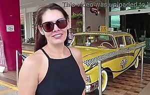 Minha namorada perdeu aposta e se masturbou dentro do restaurante e depois ficou pelada na rua