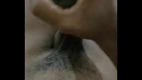 Novinho se masturbando e gozando muito