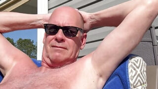 Unartiger amerikanischer Stiefsohn und Lehrer streichelt seinen massiven Schwanz bei einer selbstgemachten Solo-Masturbation