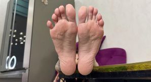 My pretty soft soles, long toes and wrinkled soles, bare feet and Sole Scrunching