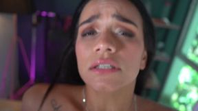 sensual entrega entre aceite, caricias y complicidad sobre el escritorio del director