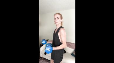 Blonde fitness fanatic shows off veiny arms in solo gym workout