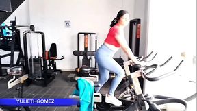 AT THE GYM I GIVE MY STEPFATHER A GREAT BLOWJOB WHILE THE TRAINER IS WATCHING US ( XVIDEOS RED)