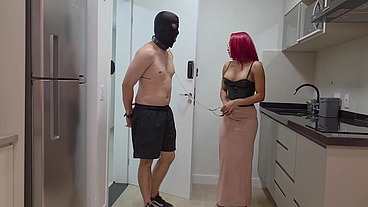 Corno Assistindo de Joelho: Minha Surpresa Foi Meter o Negão Enorme na Frente Dele
