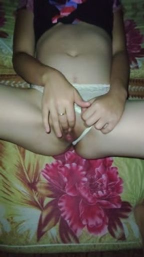 Выставила на показ свои узенькие дырочки и ласкаю их, хочется огромного члена 🥰🥰🥰🥰😍😍😍😍