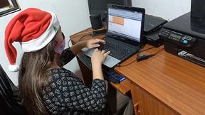 anal sex ass fuck esposa puta, ama de casa se calienta mirando porno sucio y entrega el culo al amigo de su marido en navidad