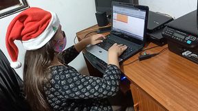 anal sex ass fuck esposa puta, ama de casa se calienta mirando porno sucio y entrega el culo al amigo de su marido en navidad