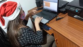 anal sex ass fuck esposa puta, ama de casa se calienta mirando porno sucio y entrega el culo al amigo de su marido en navidad