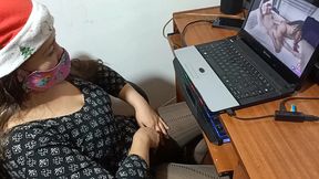 anal sex ass fuck esposa puta, ama de casa se calienta mirando porno sucio y entrega el culo al amigo de su marido en navidad