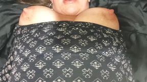 anal sex ass fuck esposa puta, ama de casa se calienta mirando porno sucio y entrega el culo al amigo de su marido en navidad