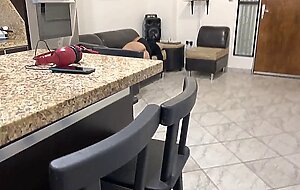 I found a relaxed MILF with her ass open on the sofa in the living room