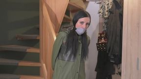 Miss Amira im sexy Lackoutfit und Ilse Jacobsen Regenmantel wird gefesselt und geknebelt