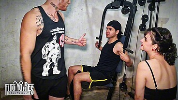 O Personal Trainer comeu minha irma e eu na academia