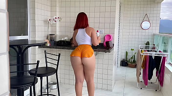 Contratei essa empregada pra ajudar em casa, eu fiquei louco de tes&atilde_o, ela tem a bunda linda