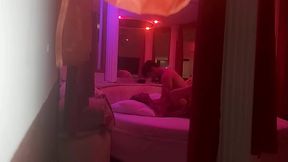 O meu pau cheio de tes&atilde_o deixou a buceta da MILF molhadinha