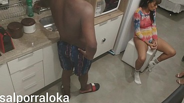 sobrinha aproveita que sua tia vai toma banho e começa da em cima do tio, e esposa flagra os dois fodendo na cozinha,e a sobrinha que pego o tio foi obrigada a pegar a tia (part 2)