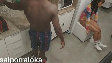 sobrinha aproveita que sua tia vai toma banho e começa da em cima do tio, e esposa flagra os dois fodendo na cozinha,e a sobrinha que pego o tio foi obrigada a pegar a tia (part 2)