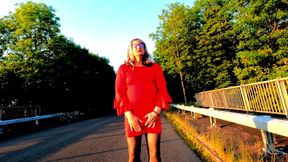 Amateur crossdresser Kellycd2022 masturbating in the sun