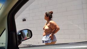 Mary cadelona casada exibe  no carro as tetas em transpar&ecirc_ncia e topless pra todos verem nas ruas de Campinas-SP em plena luz do dia em um s&aacute_bado cheio de gente , quase 50 minutos de pura putaria real