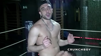 daddy latino bais&eacute_ sans capote sur un ring de boxe