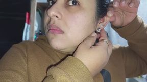 Mis orejas y aretes en primer plano