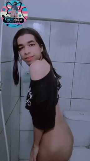 Carlazinha Puta Pelada mostrando seu cuzinho ela com sua Pica mole da vadia