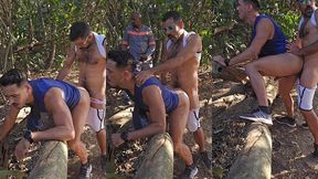 4 quatro homens formaram uma fila para comer o garoto rabudo nas trilhas do sexo.