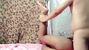 Hermanastra tiene sexo casero romántico: digitación, mamada, 69, estilo perrito y corrida en el coño