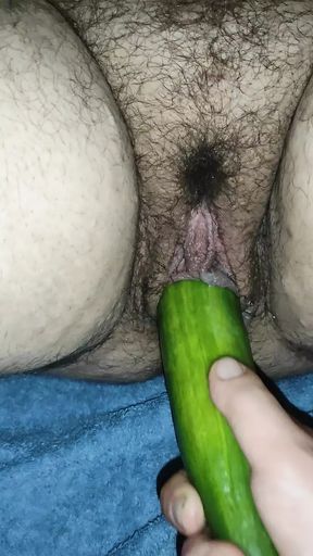 I put a cucumber in my girlfriend&#039;s cunt