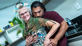 Curvă matură amator extremă cu ochelari, futută în anus de un pula mare