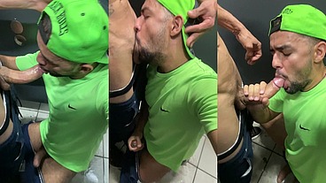 Trombei novamente com o gato do banheiro e foi uma delicia
