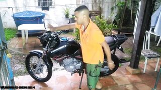 Marido escondeu câmera e registro mulher com ciúmes da moto