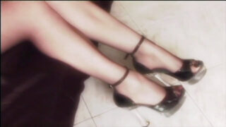 素人巨乳アジア・ダルジェントが乱暴なアナル乱交でアナルファックされる