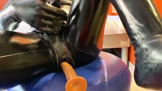 Latextoe's spandex-clad buttfucked & toyed in solo scene