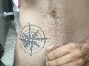 de 18 anos batendo punheta com seu pau rosa no banheiro do shopping