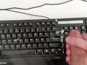 Potente corrida pringosa gimiendo sobre mi pc mirando mi propio perfil en PH! Estaba muy cachondo!