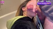 Joven empleada Domestica chupa la pija de su jefe y del amigo por su trabajo
