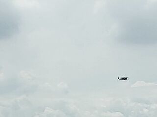 兩架直升機盤旋