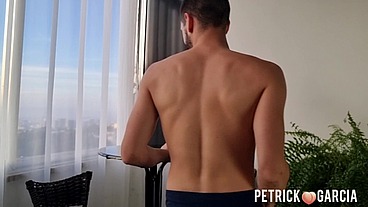 Brincadeira com dotado finaliza em sexo gostoso com muita oral e pau no cuzinho