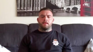 Amateurvader in uniform streelt zijn enorme penis en loost een gigantische zaadlozing