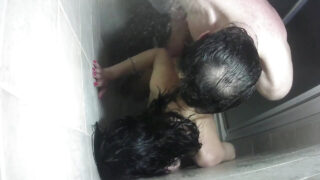 Latina de culo grande en tacones altos recibe duro sexo anal estilo perrito y un orgasmo con creampie pegajoso