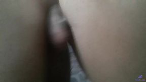 me follo a mi hermanastra que quedo atrapada debajo del colchon