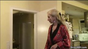 Stiefmutter entdeckt Tante und Sohn und fickt mit