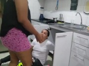 la patrona esta muy rica y cada que pasa cuando estoy haciendo arreglos me muestra su culo