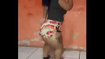 Dwarf with big booty twerking