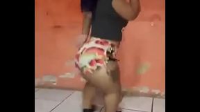 Dwarf with big booty twerking