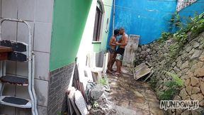 fodendo atras da casa com os pedreiros