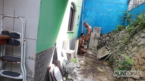 fodendo atras da casa com os pedreiros